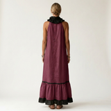 SERAPHINA | VESTIDO MAXI SEM MANGAS COM GOLA RUFFLE E ACABAMENTO EM CONTRASTE