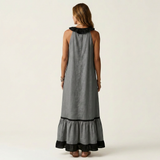 SERAPHINA | VESTIDO MAXI SEM MANGAS COM GOLA RUFFLE E ACABAMENTO EM CONTRASTE